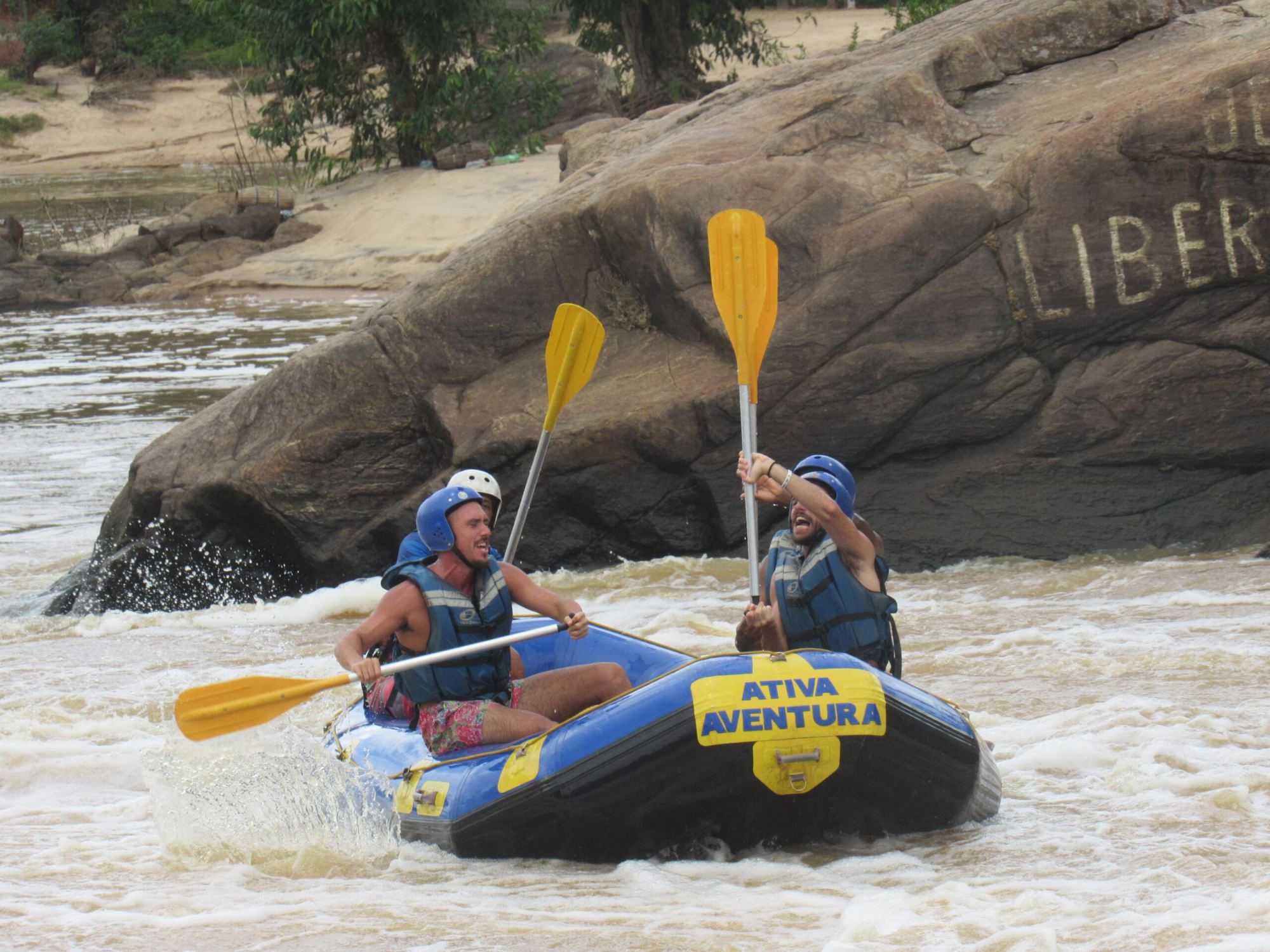 Aventura Total: Rafting & Tirolesa con Transporte